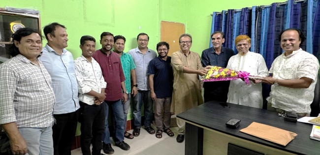প্রবীণ লেখক আবদুল্লাহিল কাফীর জন্মদিনে সাহিত্য একাডেমির ফুলেল শুভেচ্ছা