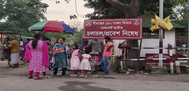 সাপ্তাহিক ছুটির দিনেও হিলি সীমান্তে দর্শনার্থীদের ভিড়
