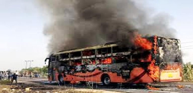 ভারতে চলন্ত বাসে আগুন,পুড়ে প্রাণ গেল ১৯ যাত্রীর