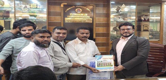 কুষ্টিয়া হাই স্কুলের স্মরণিকা ‘সোনার তরী’ পৌরসভার লাইব্রেরীতে হস্তান্তর