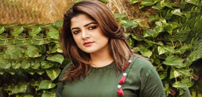কটাক্ষের মুখে শ্রাবন্তী