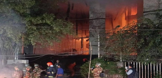 ডেইলি স্টার ও প্রথম আলো   ভবনে ভাঙচুর, অগ্নিসংযোগ