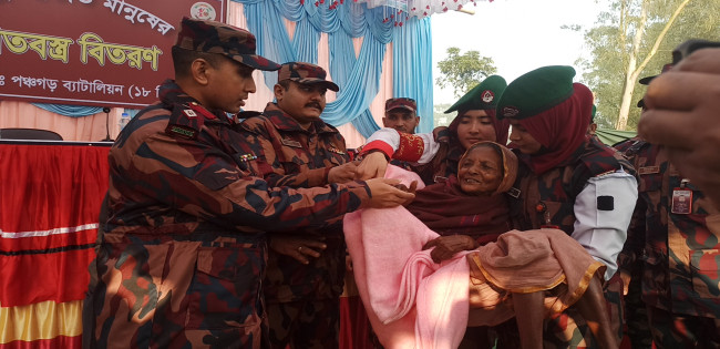 পঞ্চগড় সীমান্তের ৫ শতাধিক অসহায় ও দুস্থদের মাঝে বিজিবির শীতবস্ত্র বিতরণ