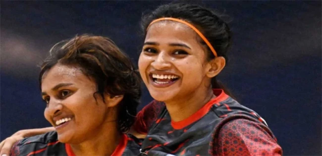 সাবিনারা শ্রীলংকাকে উড়িয়ে শীর্ষে