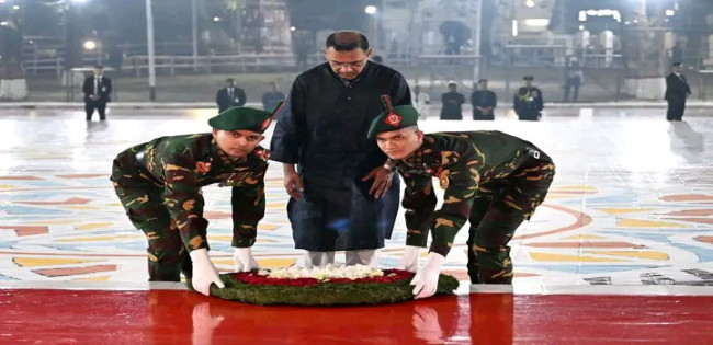 কেন্দ্রীয় শহীদ মিনারে ফুল দিয়ে ভাষা শহীদদের প্রতি শ্রদ্ধা জানালেন প্রধানমন্ত্রী তারেক রহমান