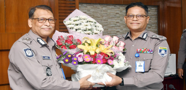 বিদায়ী ও নবনিযুক্ত আইজিপিকে সংবর্ধনা