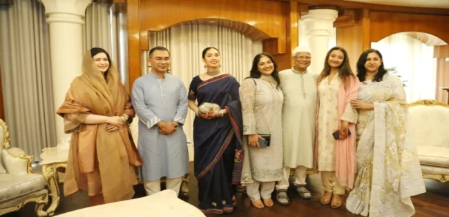 ড. ইউনূস প্রধানমন্ত্রীর পরিবারের সঙ্গে ঈদের শুভেচ্ছা বিনিময় করলেন