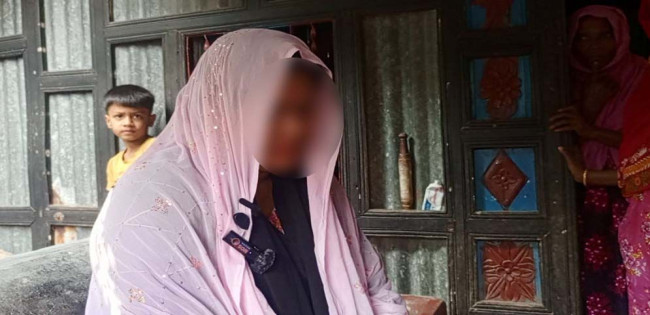 অনশনে  বিধবা নারী : প্রেমের প্রতিশ্রুতির ফাঁদে চার বছর,