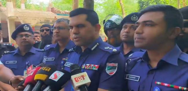 নিহত পীরের আস্তানা পরিদর্শন করলেন খুলনা রেঞ্জের অতিরিক্ত ডিআইজি