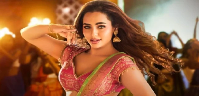 নুসরাত ফারিয়া  গান দিয়ে জমালেন ঈদ