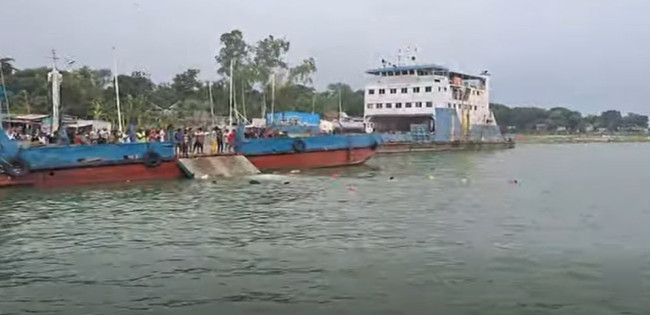 চালক ও হেলপারকে জীবিত উদ্ধার : পদ্মায় ফের বাসডুবি