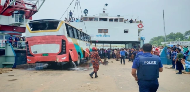 ডুবে যাওয়া এসবি পরিবহনের বাসটি উদ্ধার