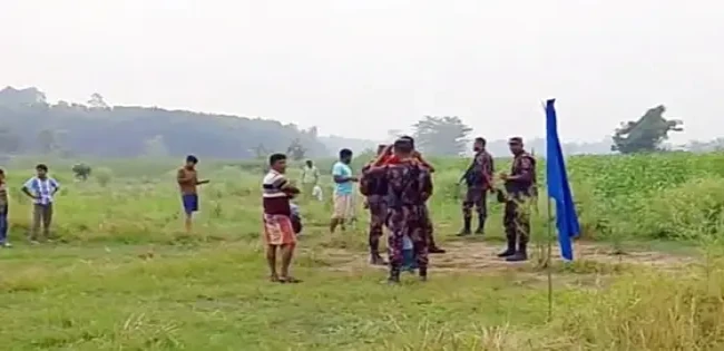 কুষ্টিয়ার দৌলতপুর সীমান্তে   নারী ও শিশুসহ ১২ জনকে বিএসএফের ঠেলে দেওয়ার চেষ্টা  : ঠেকিয়ে দিলো  বিজিবি