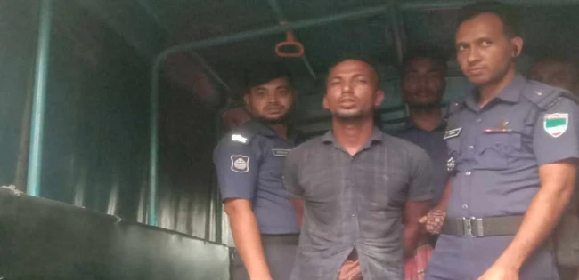 অস্ত্র ও গুলিসহ কুষ্টিয়ায় ‘সন্ত্রাসী’ সওদাগর আটক