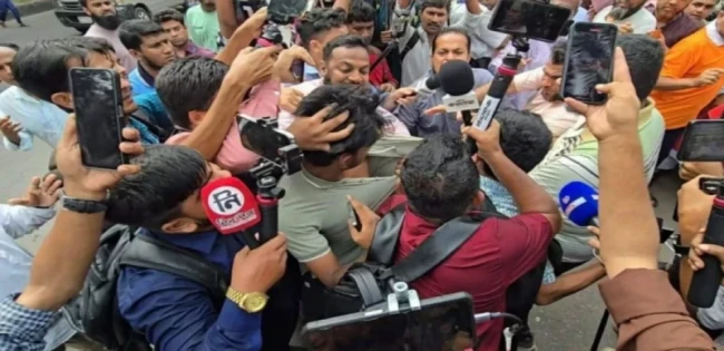 জামায়াতকর্মীরা ধানমন্ডিতে সাংবাদিককে মারধর করলেন
