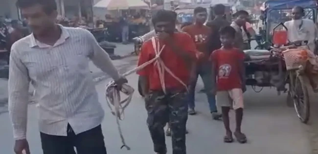 দড়িতে বেঁধে রাস্তায় ঘোরানো হলো যুবককে চুরির অভিযোগে