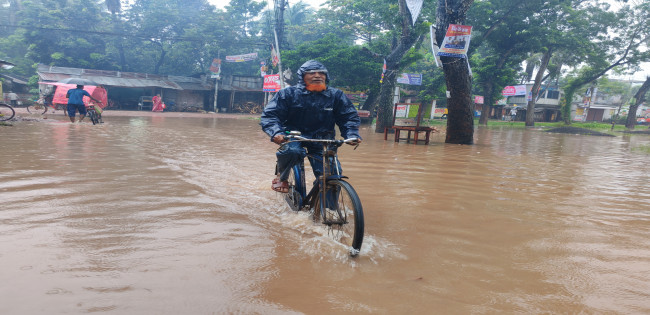 ২৪ ঘণ্টায় ২১৬ মিমি: সাতক্ষীরার ইতিহাসে সর্বোচ্চ বৃষ্টিপাতে বিপর্যস্ত জনজীবন