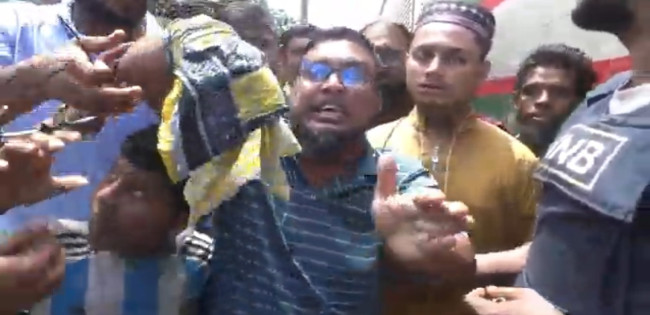 বাবা-ছেলেকে ছুরিকাঘাতের মামলা,কুষ্টিয়ায় টিটিইর বিরুদ্ধে :  ট্রেন অবরোধে পৃথক মামলা