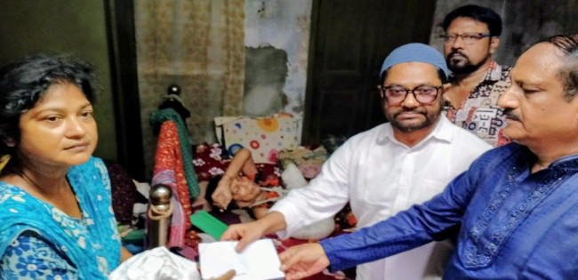 অসহায় দুই নারীর পাশে দাঁড়ালেন কাজল মাজমাদার